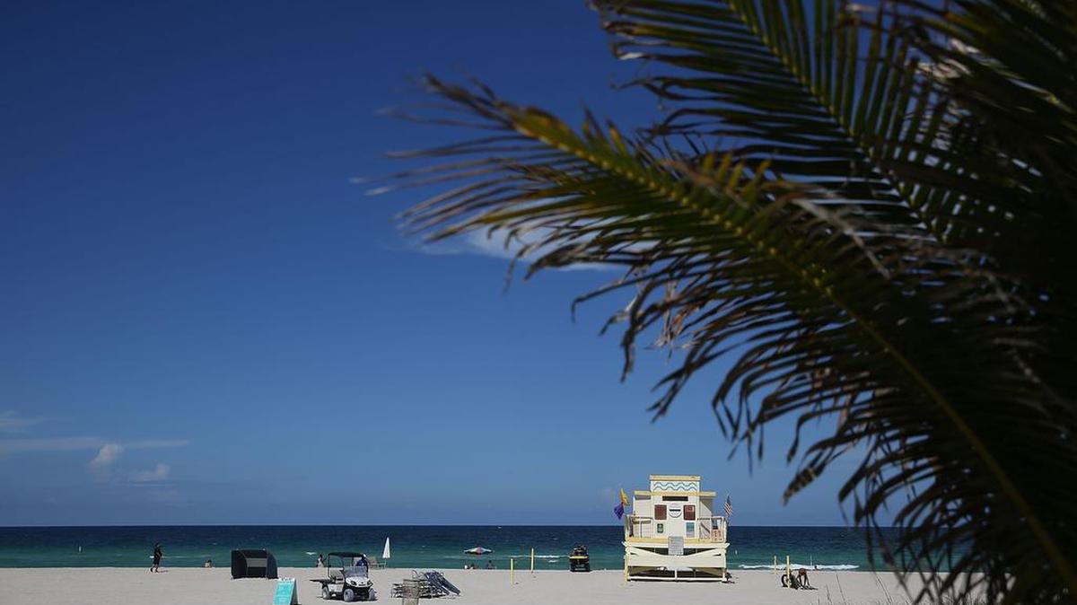 Los días más calientes del verano en Miami llegan a superar los 90 grados Fahrenheit. La imagen corresponde a la playa de Sunny Isles, en Florida.