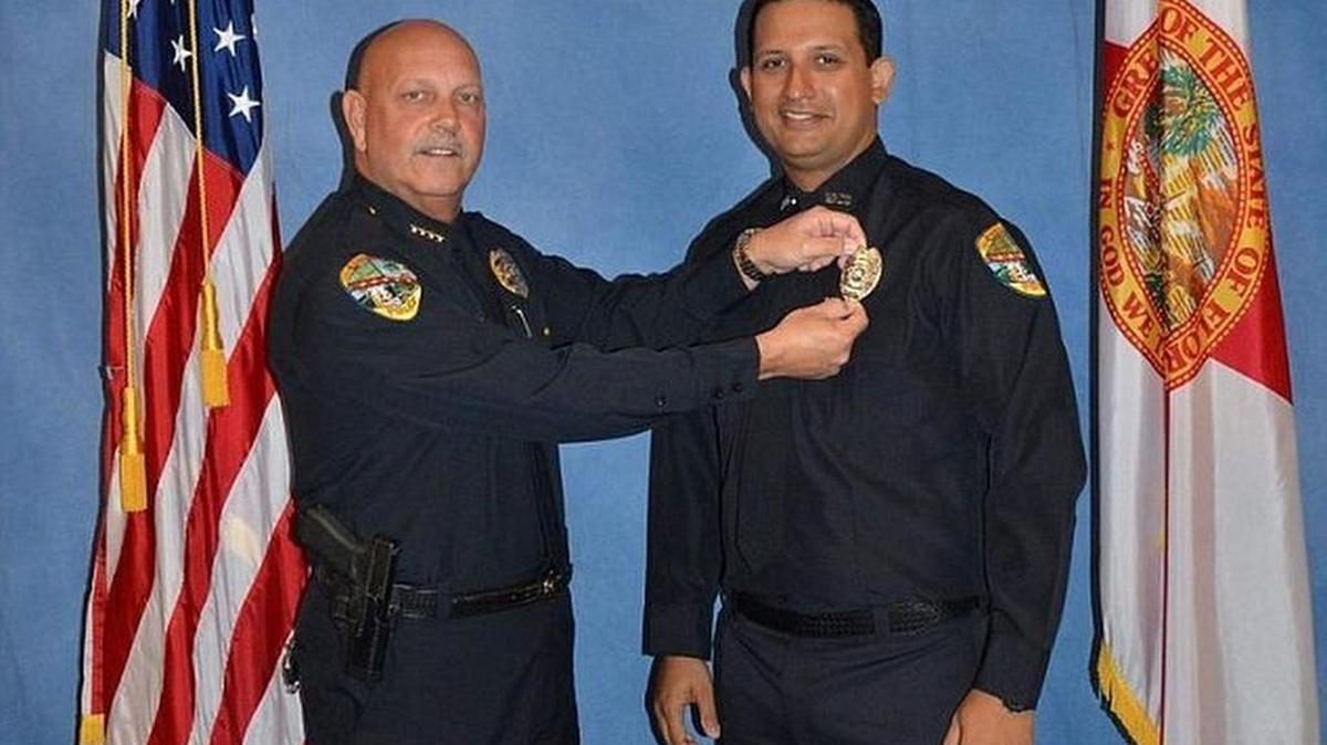 El oficial de policía Nouman Raja (der.), en una foto de archivo sin fecha del Departamento de Policía de Palm Beach Gardens.