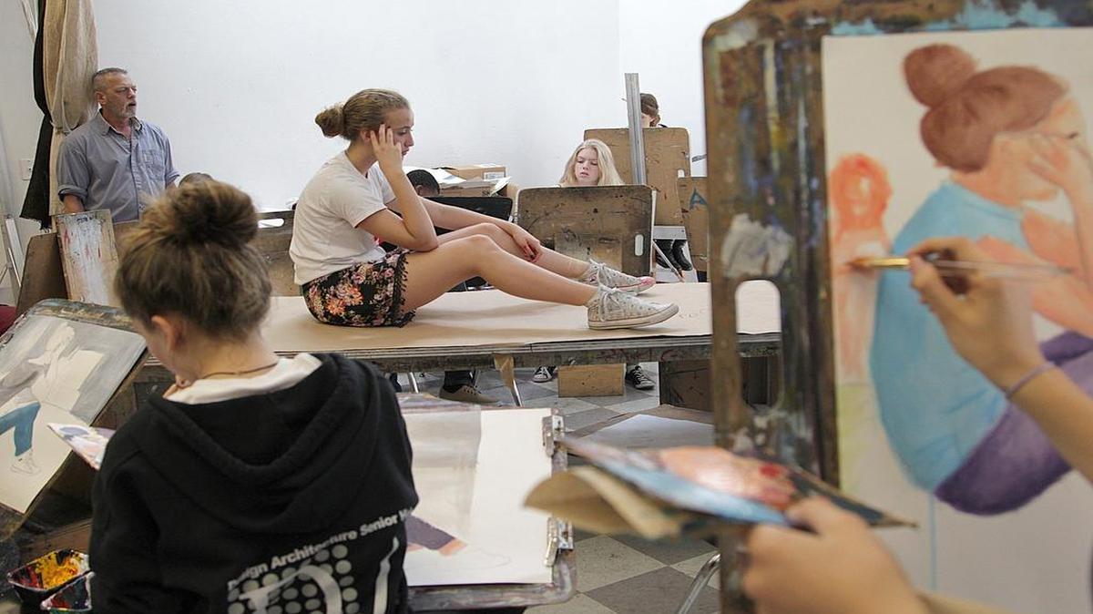 La estudiante Laura Sánchez, al centro, posa frente a sus compañeros durante una clase de dibujo y pintura en la secundaria Design Architecture Senior High (DASH) de Miami, el 9 de noviembre del 2015. DASH es la escuela secundaria mejor rankeada de Miami en el país.