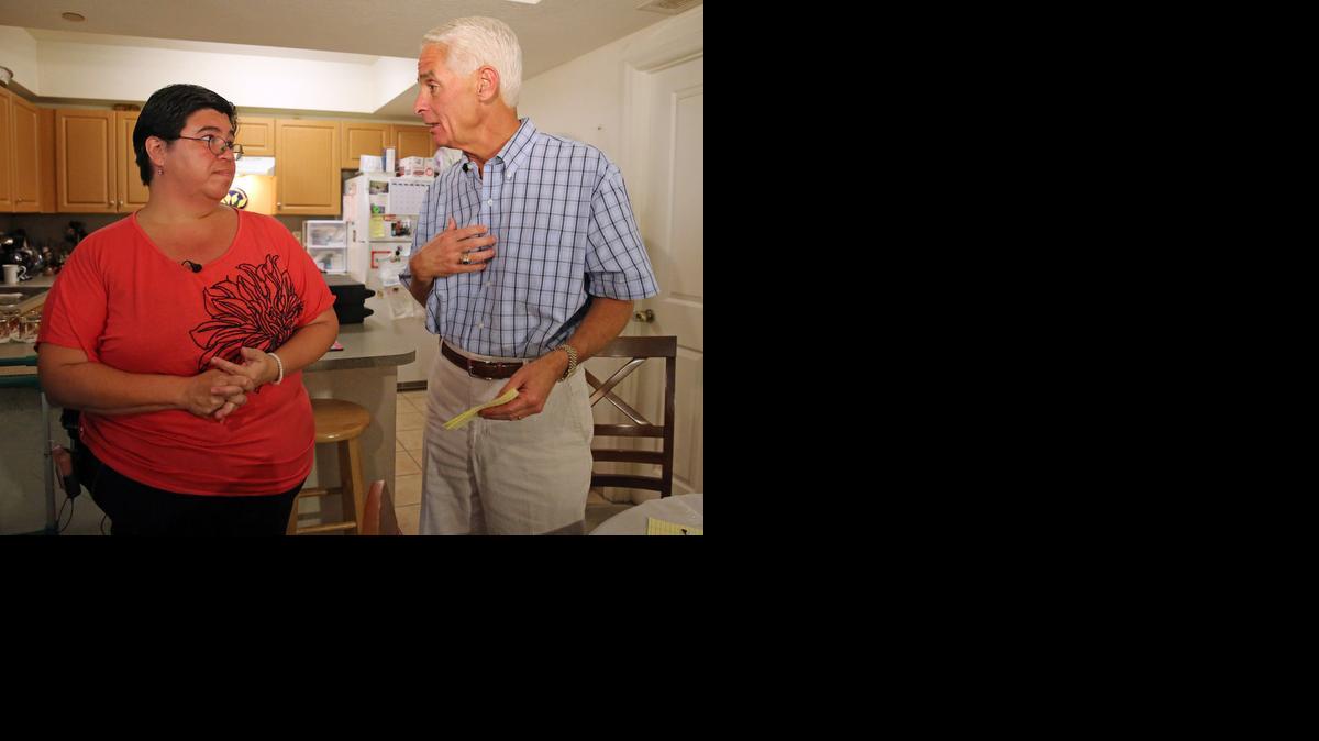 
Charlie Crist visitó este miércoles el hogar de Mariame Rodríguez, en el octavo piso de un edificio de apartamentos en La Pequeña Habana.


