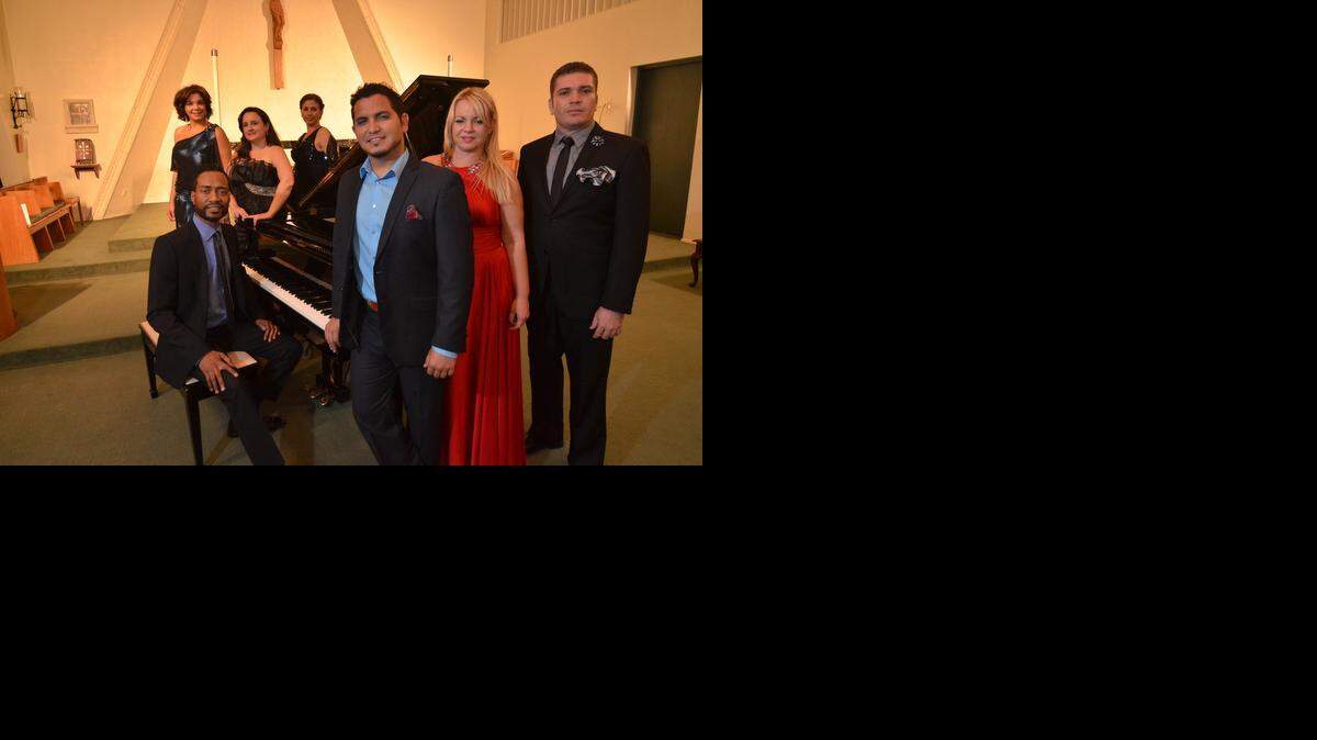 
Los integrantes de Florida Opera Prima celebran el Mes de la Hispanidad.  Al frente: Félix Spengler (sentado), Fernando González, Anzenia López y Damián Díaz. Atrás (de izq. a der.): Kiley Hernández, María del Mar Irizarry y Ana María Tuzzio. 
