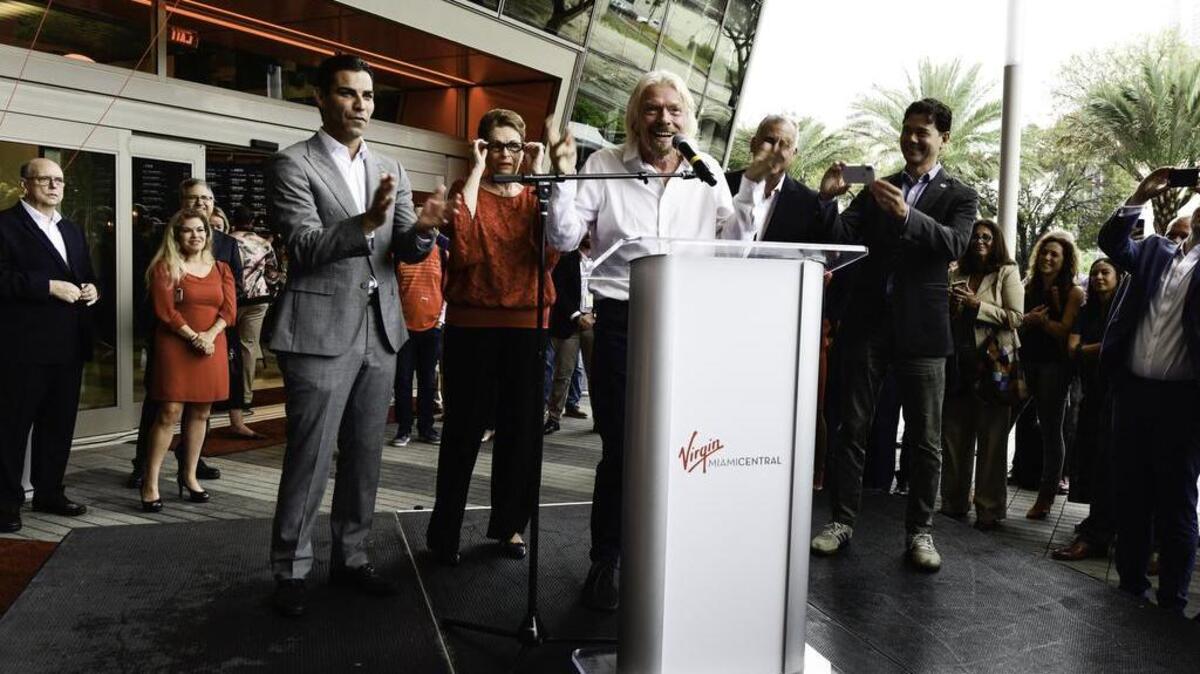 Richard Branson junto al alcalde de la ciudad de Miami, Francis Suárez, izquierda, y la comisionada Rebeca Sosa participaron en la ceremonia el 4 de abril del 2019.