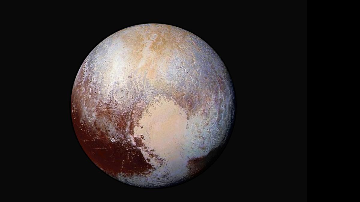 
Esta imagen que compartió la NASA el viernes muestra diferencias en la composición y textura de la superficie de Plutón.



