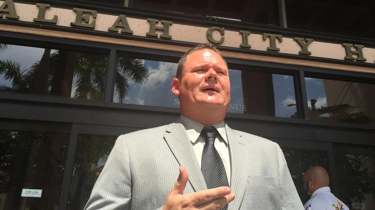 John Molloy, ex candidato al Concejo de Hialeah, antes de registrar su postulación contra José Caragol.