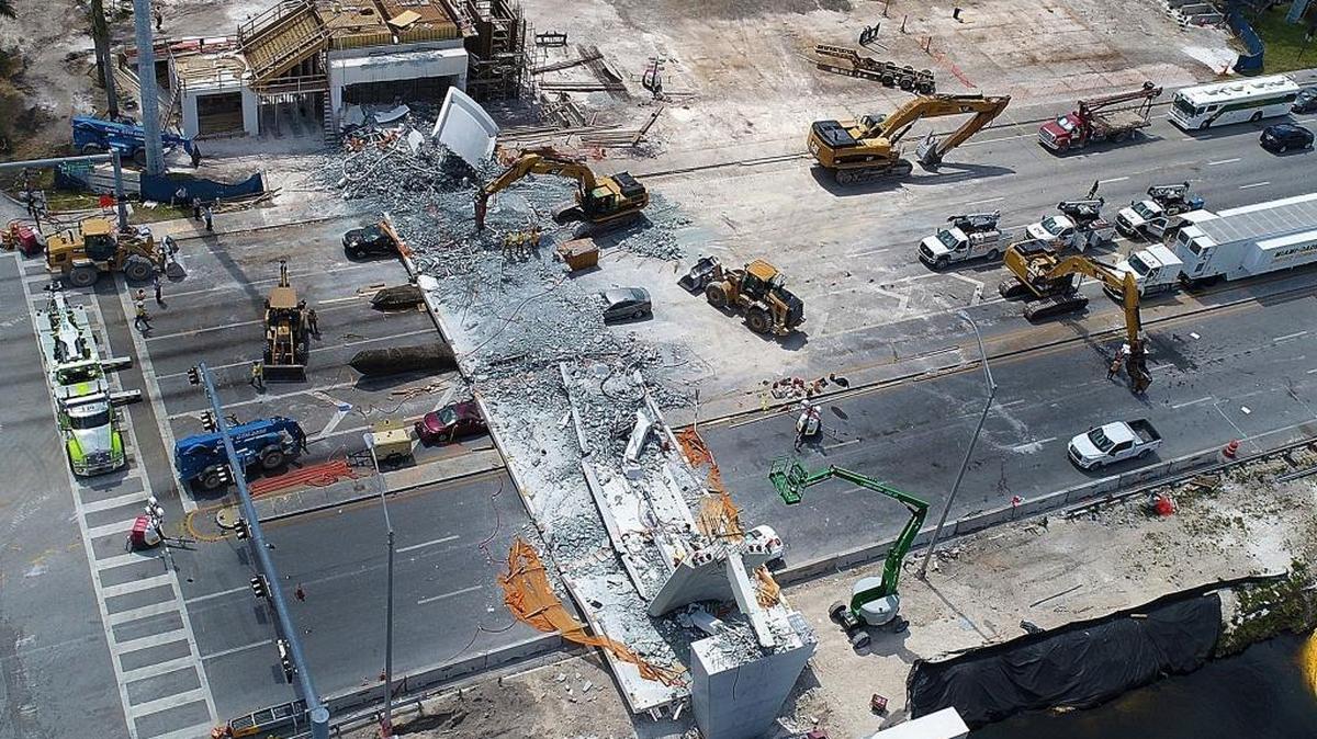 El sábado continuaron las operaciones en el lugar donde colapsó el puente peatonal de FIU sobre la Calle Ocho.