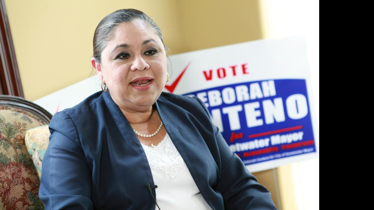 
Deborah Centeno, candidata a la alcaldía de Sweetwater, habla sobre su plataforma de trabajo el pasado 30 de abril.
