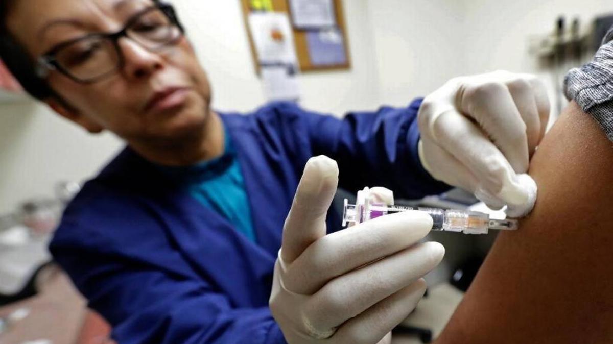 La vacunación puede reducir el riesgo de enfermedad entre un 40 y un 60 por ciento durante la temporada de influenza.