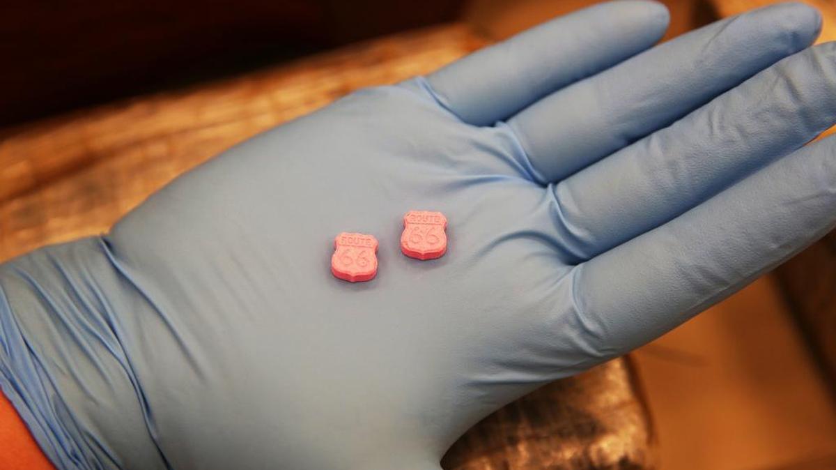 Un funcionario de Aduanas y Protección Fronteriza (CBP) muestra píldoras de la droga Molly.