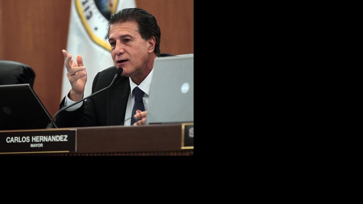 
Carlos Hernández, alcalde de Hialeah, dice que es víctima de una “cacería de brujas”.
