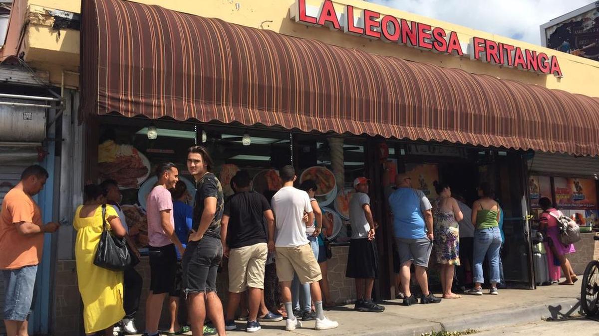 Varias personas hacen fila para comprar comida en la Pequeña Habana de Miami tras el paso del huracán Irma, el lunes 11 de septiembre del 2017. La zona está sin electricidad desde el domingo.