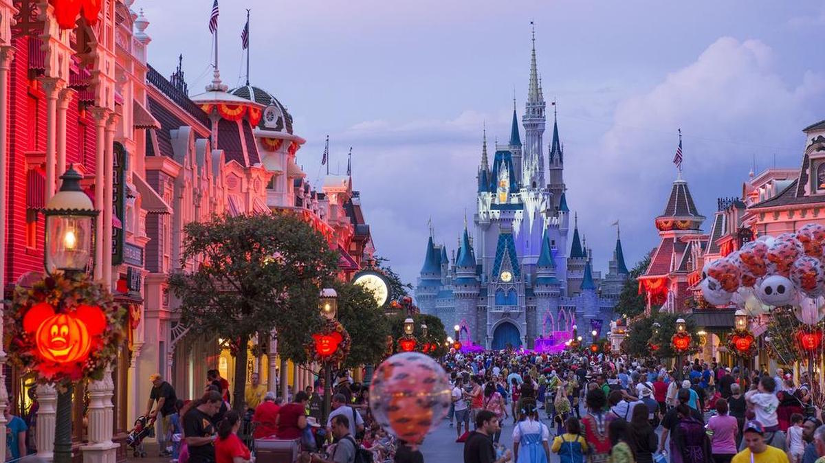 Disney decidió cerrar el pasado viernes los parques de Magic Kingdom, Epcot, Disney's Hollywood Studios, Disney's Animal Kingdom y Disney Springs, a causa de la caída de numerosos árboles e inundaciones en algunos de ellos.