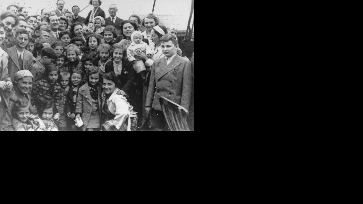 
Refugiados judíos a bordo del MS St. Louis, un crucero alemán que en 1939 viajó a EEUU, Cuba y Canadá buscando quien le diera santuario a sus pasajeros. Los gobiernos de los tres países los rechazaron.


