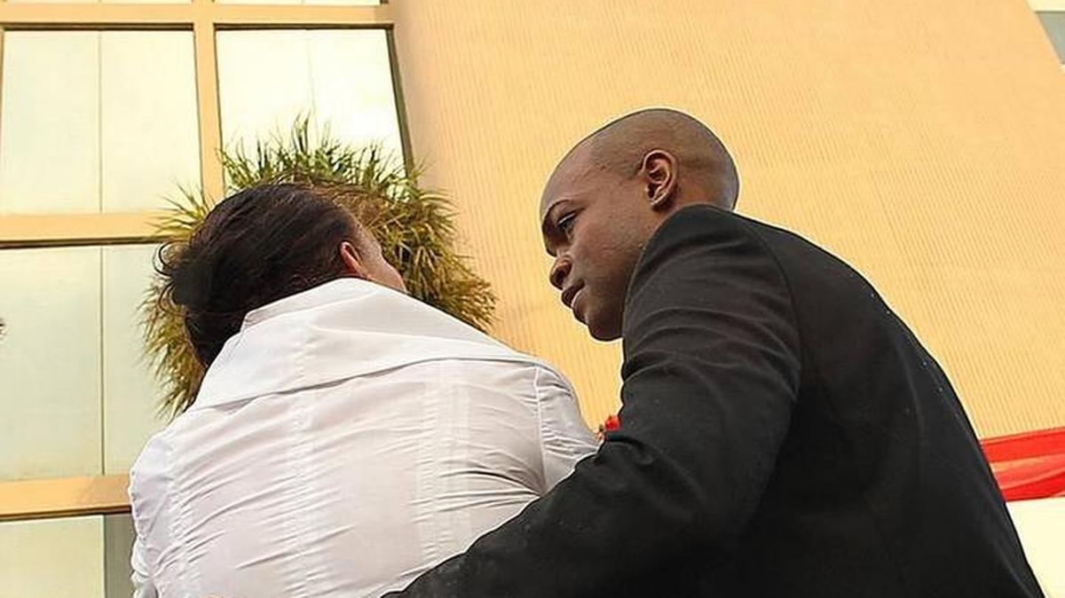 Borinquen Medical Centers está entre los 20 centros de salud de Florida que recibieron recursos de subvenciones otorgadas por el gobierno federal. En la foto está el artista Kourtney Eugene Brown y Susana Baker en la inauguración de una obra en la clínica Borinquen, en Miami.