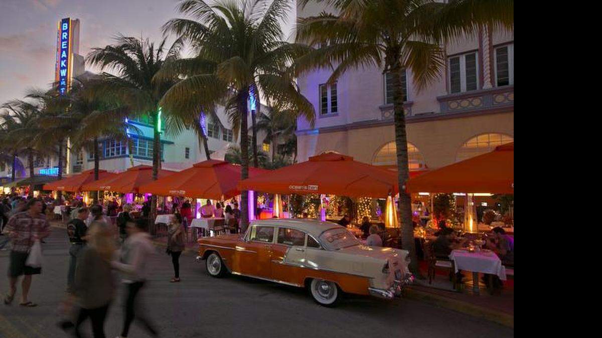 
Los comisionados de Miami Beach votaron unánimemente en una audiencia pública del miércoles para aprobar una prohibición de la venta de alcohol. Aún así, la fiesta de Memorial Day no tendrá restricciones.

