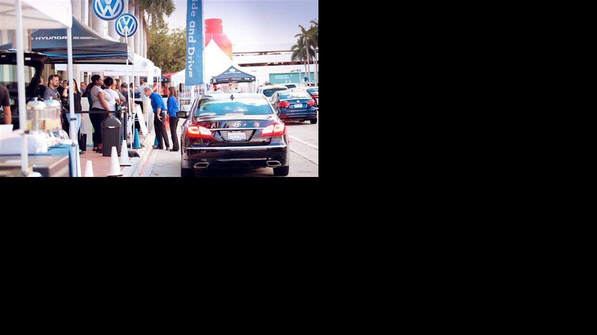 
Miles de personas acuden todos los años a probrar y observar los diferentes autos que se exponen en el Miami Internacional Auto Show.
