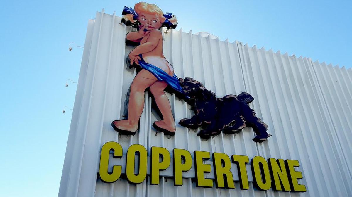 La muñeca conocida como la Coppertone Cutie ha sido reparada después que el huracán Irma le arrancó parte de la cabeza.