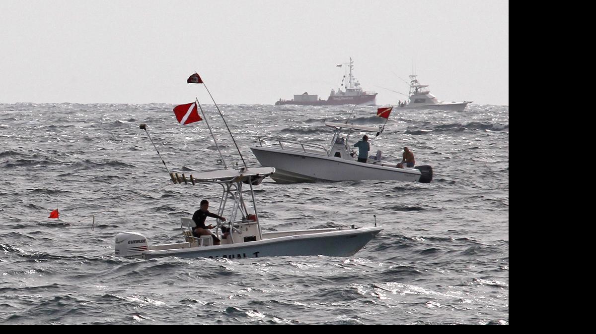 
Los pescadores de langostas, tanto los buzos como los que esperan en la superficie, enfrentan aguas picadas y otros riesgos mientras esperan por el botín del codiciado crustaceo. La mini estación de caza de langosta de Florida comienza el miércoles.
