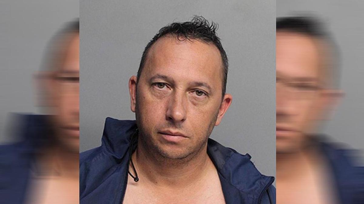 Alberto LaGuardia, de 45 años, fue acusado de robarse una ambulancia y golpear a un preso, luego de ser arrestado y trasladado a la cárcel.