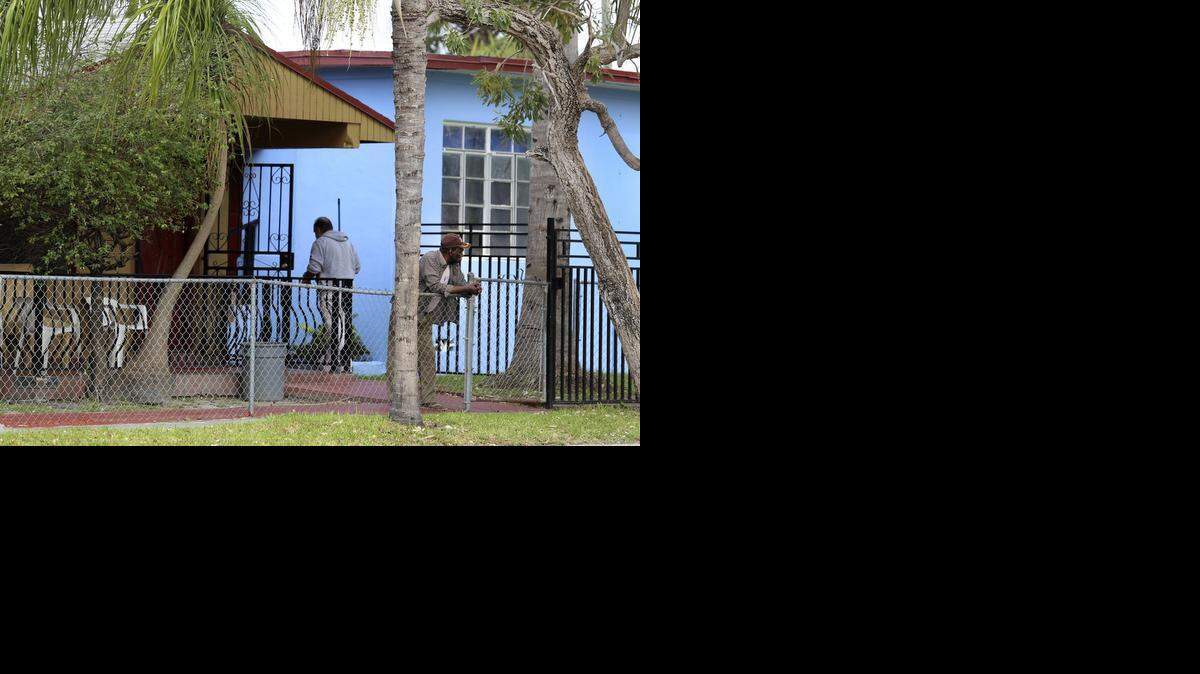 
Dos hombres descansan en el patio de la nueva residencia Greenview II, del 2650 NW 15th Ave. en Allapattah al oeste de Wynwood, tiene a los vecinos preocupados. 
