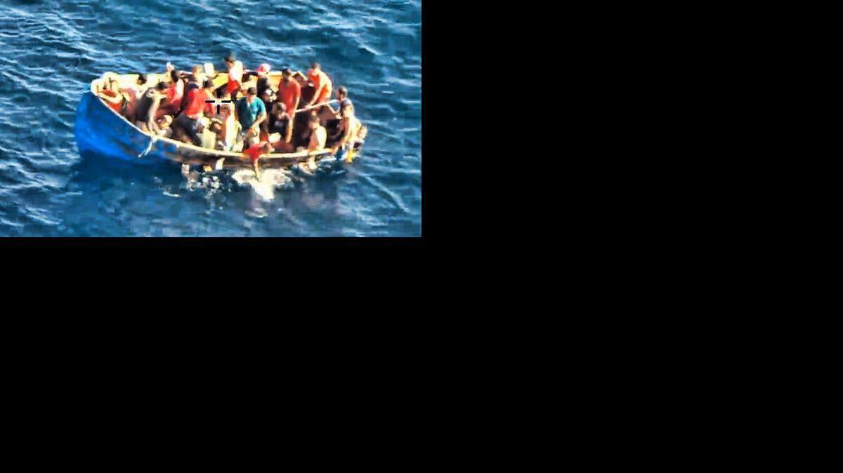 
Un grupo de inmigrantes cubanos fue detectado frente a la costa de Boca Raton el miércoles en la mañana. Un total de 33 balseros fueron rescatados por la Guardia Costera de EEUU después de que su embarcación zozobró. 
