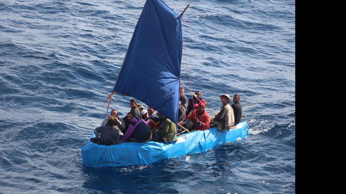 
Un grupo de inmigrantes cubanos en el momento de ser interceptados por la Guardia Costera de EEUU en alta mar al sur de Cayo Hueso.
