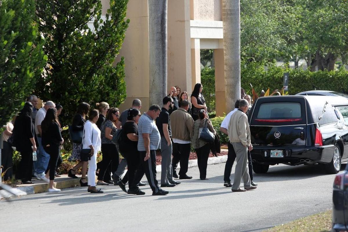 Familiares y amigos durante el funeral de Alberto Arias y Osvaldo González, una pareja de años que fallecieron en el trágico desplome del puente peatonal de la Calle 8 y la 109 avenida la semana pasada. El entierro se llevó a cabo en Caballero Rivero Woodlawn South el miércoles 21 de marzo del 2018.