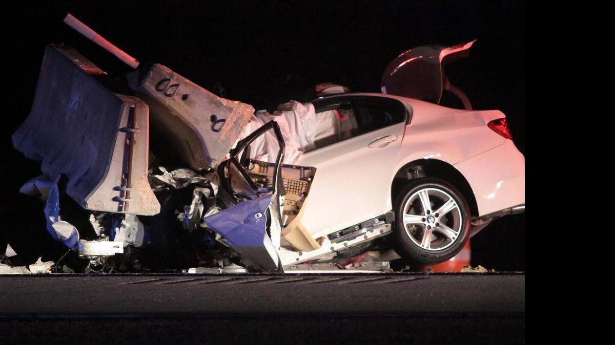 Las barreras de hormigón que transportaba el camión cayeron tras el choque sobre el BMW conducido por una adolescente, causándole la muerte. Cortesía Jim Donnelly