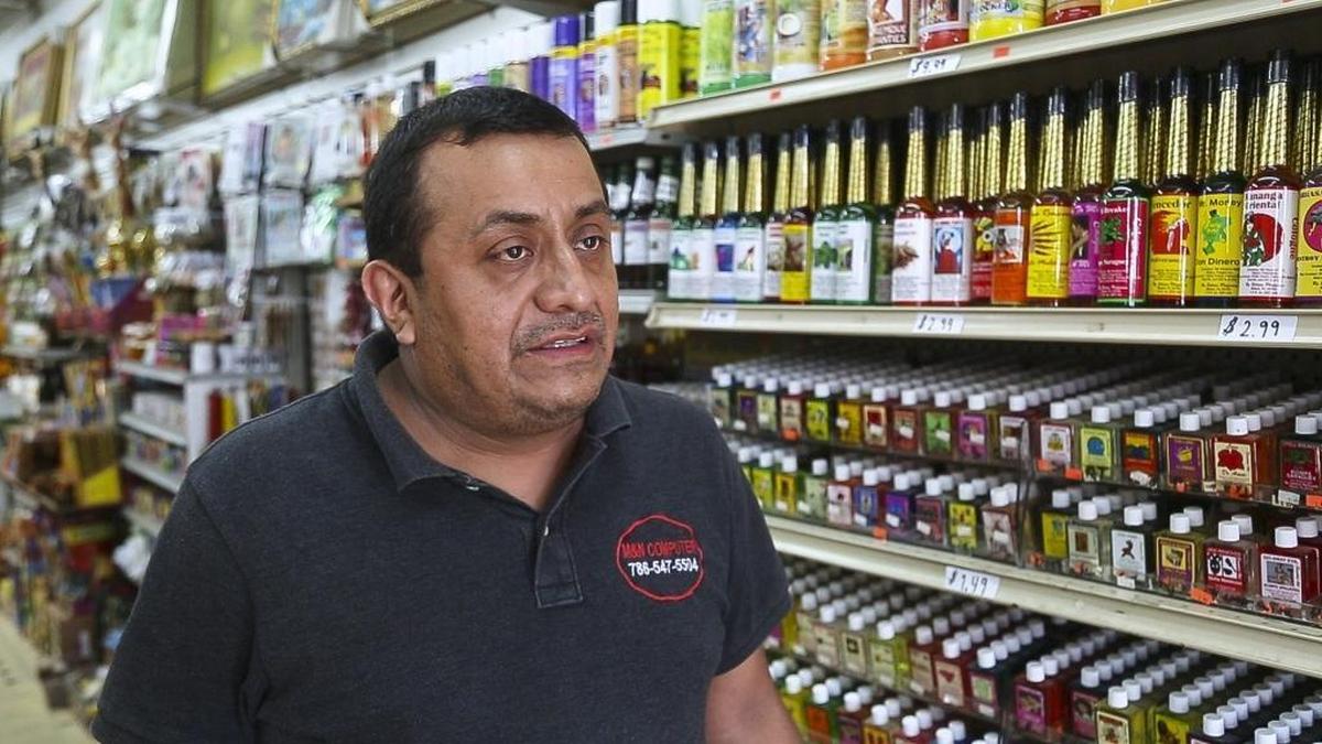 José Zevallos, dueño de la botánica M&N Variedades, explica cómo se ha diversificado el negocio al incorporar productos de otros países de Latinoamérica, a medida que el vecindario de La Pequeña Habana dejó de ser fundamentalmente cubano.
