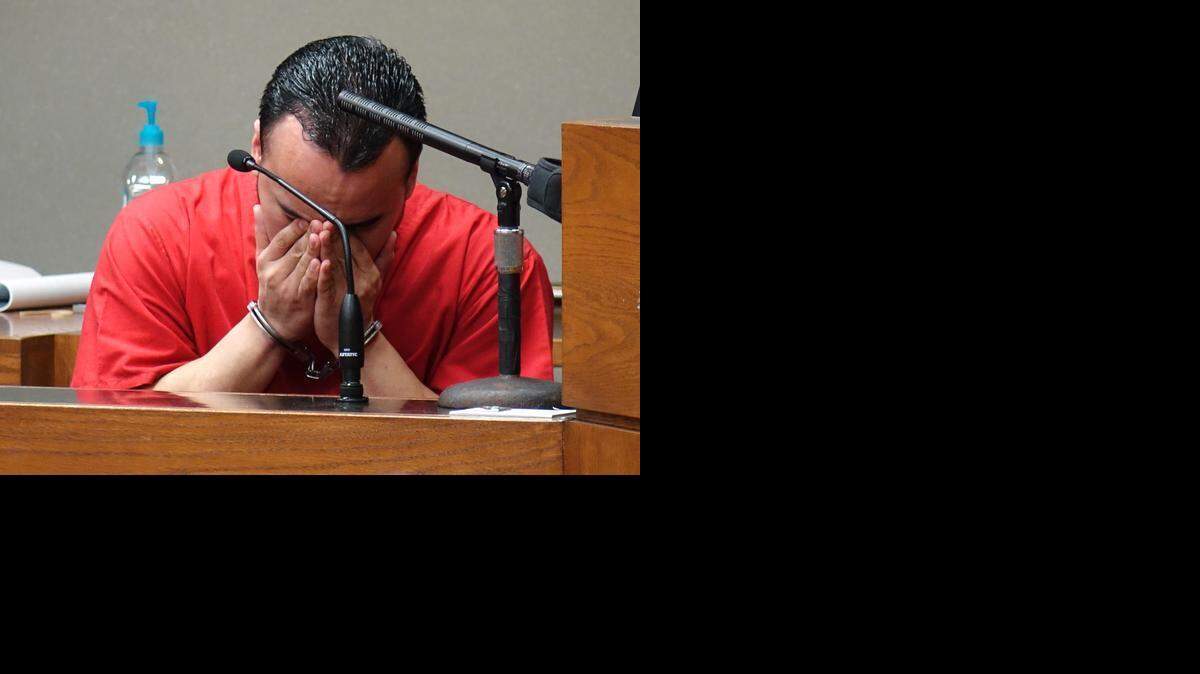 
Ronald Salazar, en prisión por violar y matar a su hermana de 11 años, llora en corte durante la audiencia de cambio de sentencia.


