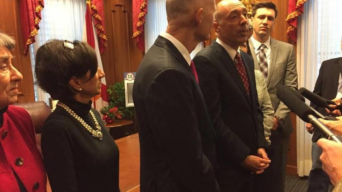 El gobernador Rick Scott designó a C. Alan Lawson (segundo de der. a izq.) como magistrado de la Corte Suprema de Justicia de Florida.
