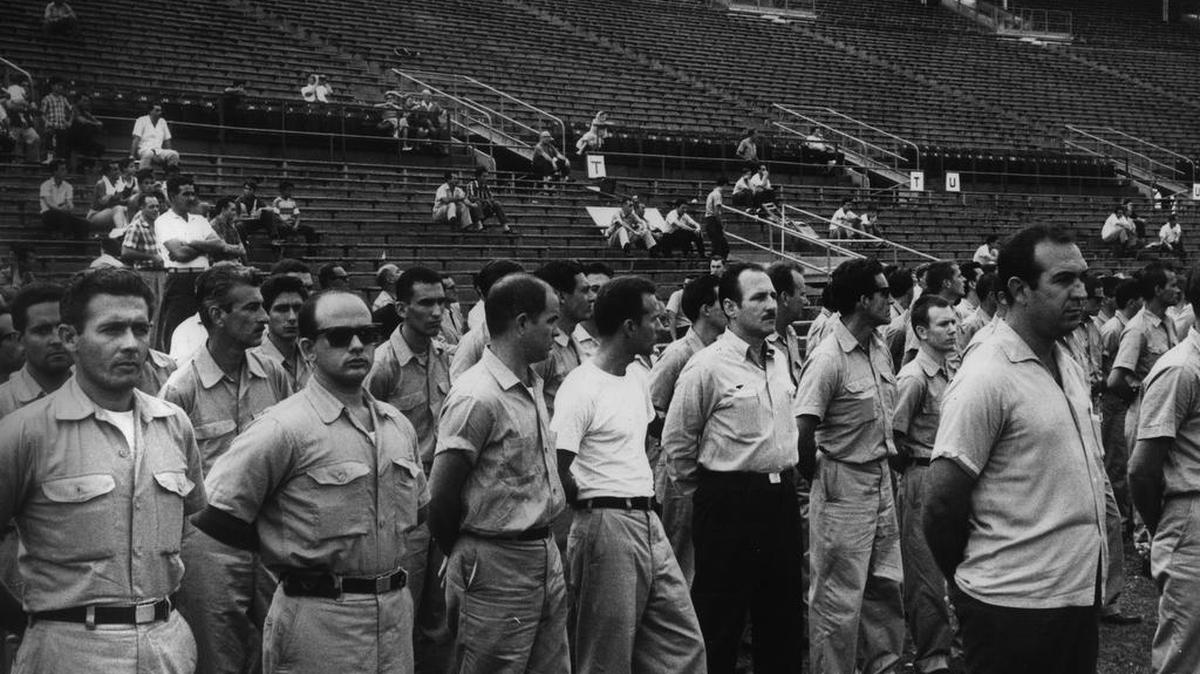Veteranos de Bahía de Cochinos son recibidos por el presidente John F. Kennedy en el Orange Bowl de Miami.