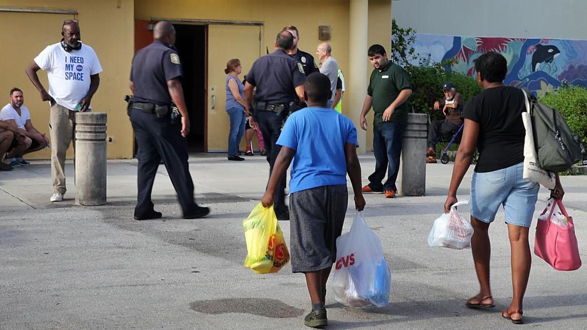 Varias personas llegan al refugio habilitado en la escuela South Miami Senior High, ante la llegada del huracán Irma, el pasado 8 de septiembre de 2017. Las escuelas públicas de Miami-Dade proporcionaron refugio a los más de 30,000 residentes que lo solicitaron. Más de 400 instalaciones estuvieron abiertas.