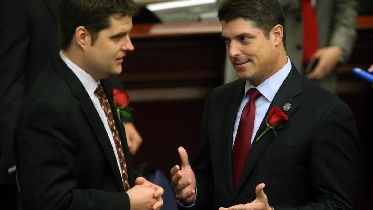 Presidente de la Cámara Steve Crisafulli, habla con Rep. Matt Gaetz, antes del inicio de la sesión, el martes 12 de enero de 2016, en Tallahassee, Florida.