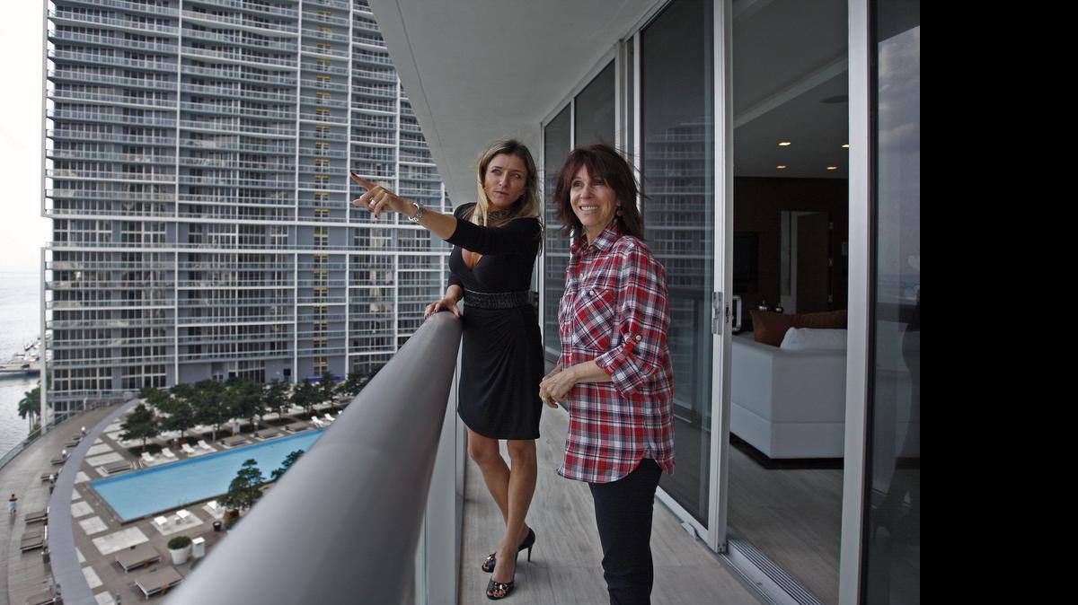 
Fabiana Pimienta (izq.), una agente de bienes raíces, muestra un apartamento modelo a la brasileña María Helena Abreu en un nuevo edificio de Miami a finales del 2011.


