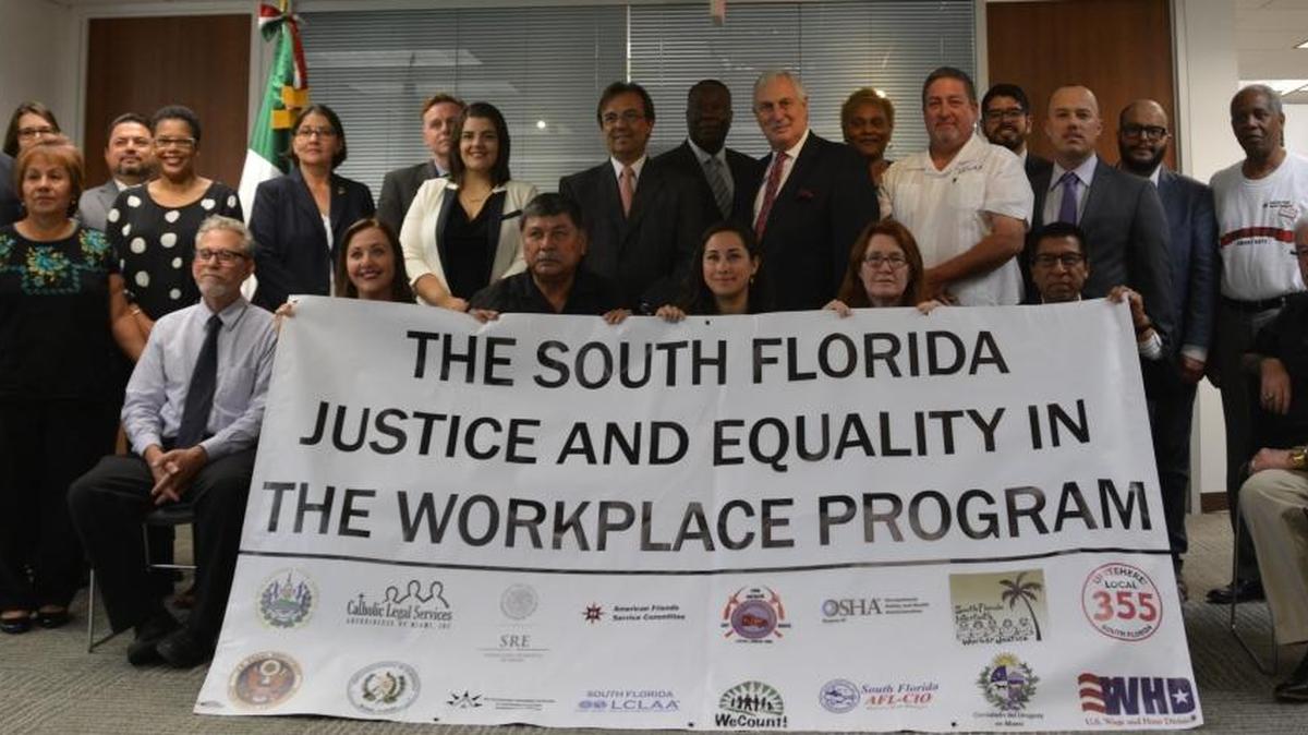 Participantes en la ceremonia que tuvo lugar en el Consulado de México en Miami por el Día Conmemorativo de los Trabajadores, y donde se presentó un informe sobre las muertes en los centros de trabajo.