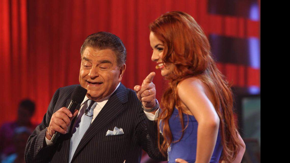 
Don Francisco habla con la ganadora de ‘Miss Chiquitita’ durante la grabación del programa ‘Sábado Gigante’ en los estudios de Univision en Doral, en agosto del 2012.


