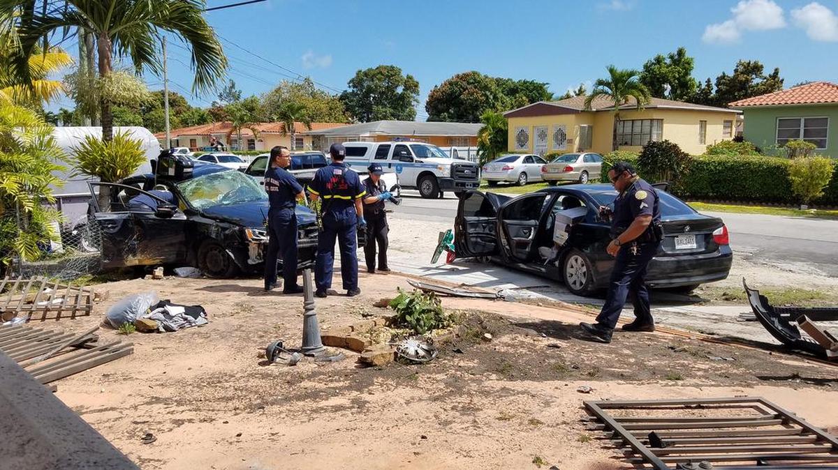 Bomberos y policías de Miami examinan el lugar de un accidente de tránsito en SW 17 Street y 25 Avenue en Miami, en donde se produjo un choque entre dos vehículos que dejó un muerto y seis heridos.