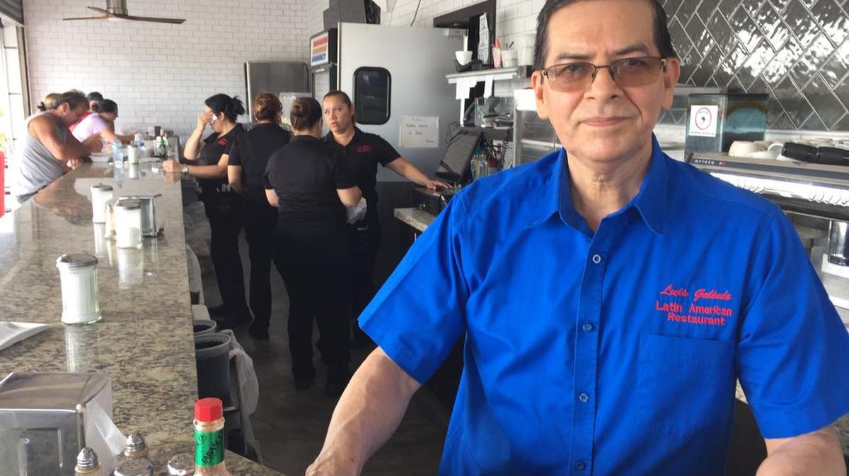Carlos Reyes es gerente de Latin American Restaurant No. 2 en Coral Way y la 107 Ave. del SW, y abrió el establecimiento casi 12 horas después de que los vientos, ráfagas y lluvia del huracán Irma habían pasado.