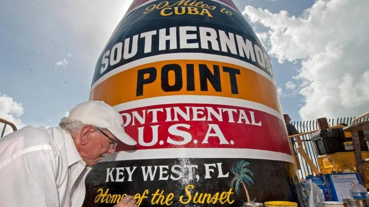 El artista Danny Acosta completa la inscripción de la icónica boya el lunes 23 de octubre de 2017 en Cayo Hueso, Florida. Uno de los íconos turísticos más fotografiados en los Cayos de Florida, la boya fue azotada por el huracán Irma el 10 de septiembre de 2017, arrancándole la mayor parte de la pintura y un gran trozo de estuco. La estructura de concreto tiene 10 pies de alto y pesa 4 toneladas.