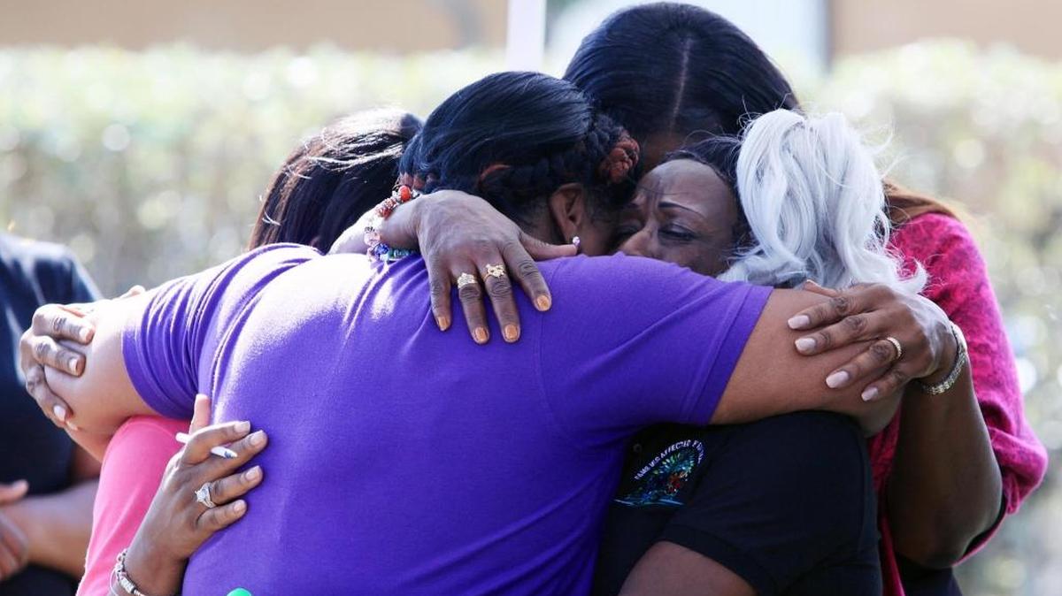 Un grupo de residentes lamenta la muerte de un pequeño de dos años durante una actividad comunitaria en Goulds Park, en el sur del condado Miami-Dade.