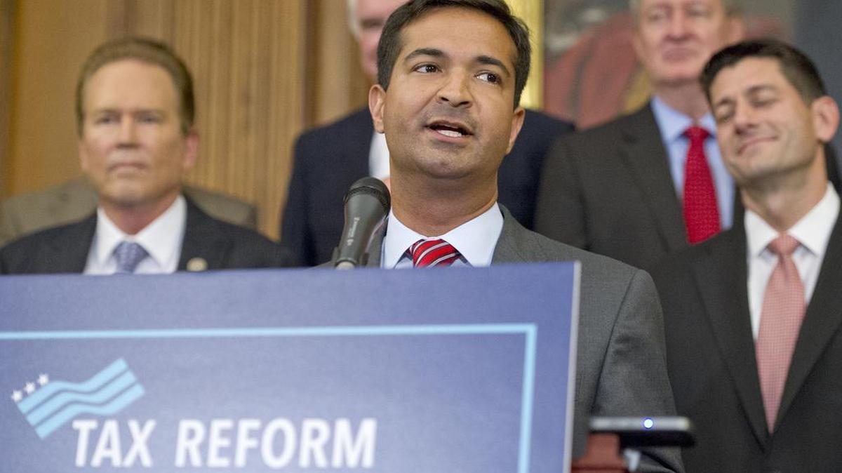 El representante Carlos Curbelo habla en momentos que legisladores republicanos anuncian su nuevo plan tributario, en Washington el 27 de septiembre del 2017.