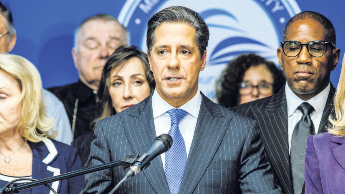 El superintendente de las escuelas públicas del Condado Miami-Dade, Alberto Carvalho, habla en una conferencia de prensa el 13 de marzo de 2020.