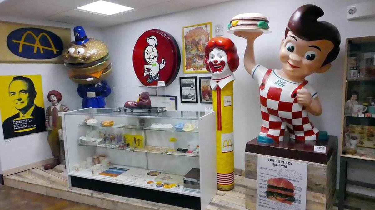 Desde fotografías de antiguos restaurantes, vasos de colección y menús de cadenas nacionales de comida rápida hasta bolsitas “vintage” de ketchup, la muestra es un ameno viaje en el tiempo que ilustra 80 años de historia de la comida rápida en el país.