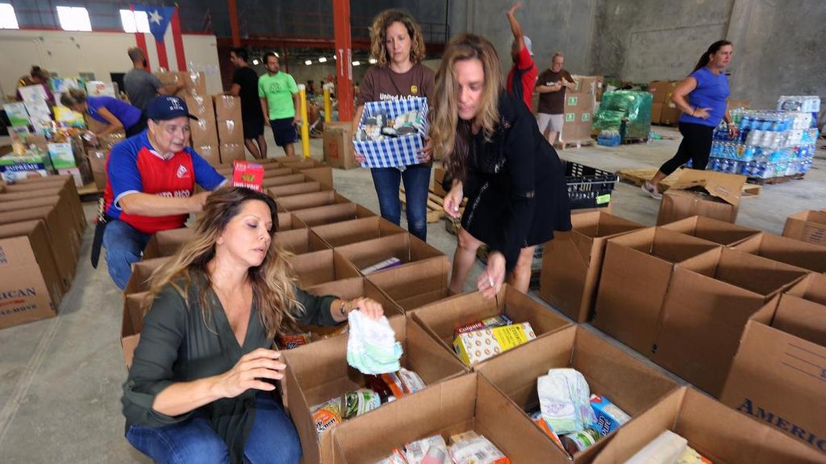 (De izquierda a derecha) Ingrid Hoffmann, directora de Food Network, junto a los voluntarios José Noriega, Mariana Márquez y Adriana Vargas Hernández en el Comité de Alivio de Puerto Rico el viernes 6 de octubre de 2017 en Doral.