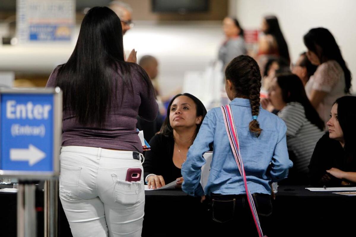 Personas obtienen información en el Centro de Recepción para Refugiados Puertorriqueños establecido en el Aeropuerto Internacional de Orlando en Orlando, Florida, el 30 de noviembre de 2017.