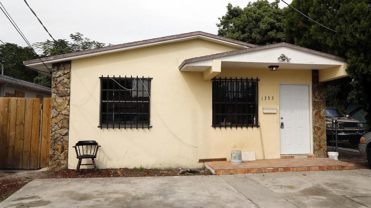 En esta casa de Miami los agentes encontraron el lunes, además de las 8.3 libras de marihuana, 413 pastillas de Xanax y más de $4,800 en efectivo.