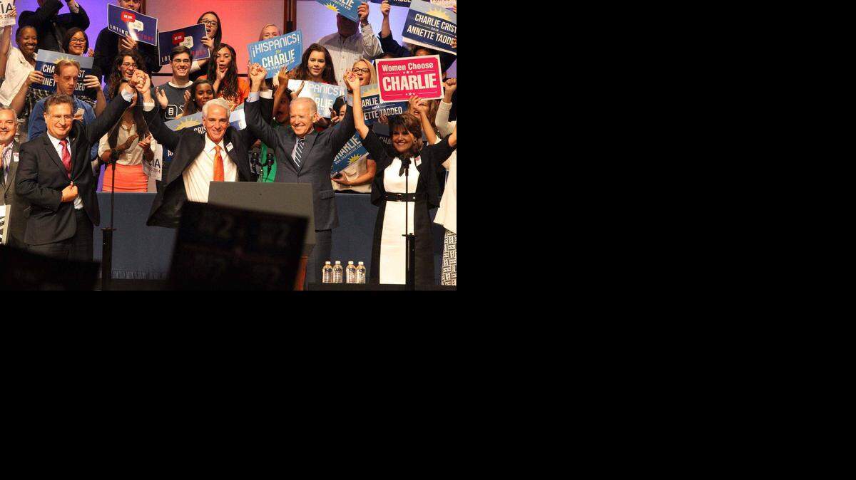 
El candidato a gobernador, Charlie Crist, flanqueado a la derecha por el vice presidente Joe Biden y su compañera de fórmula, Annette Taddeo; y el congresista demócrata Joe García (izq.) en el rally en FIU el domingo. 
 
