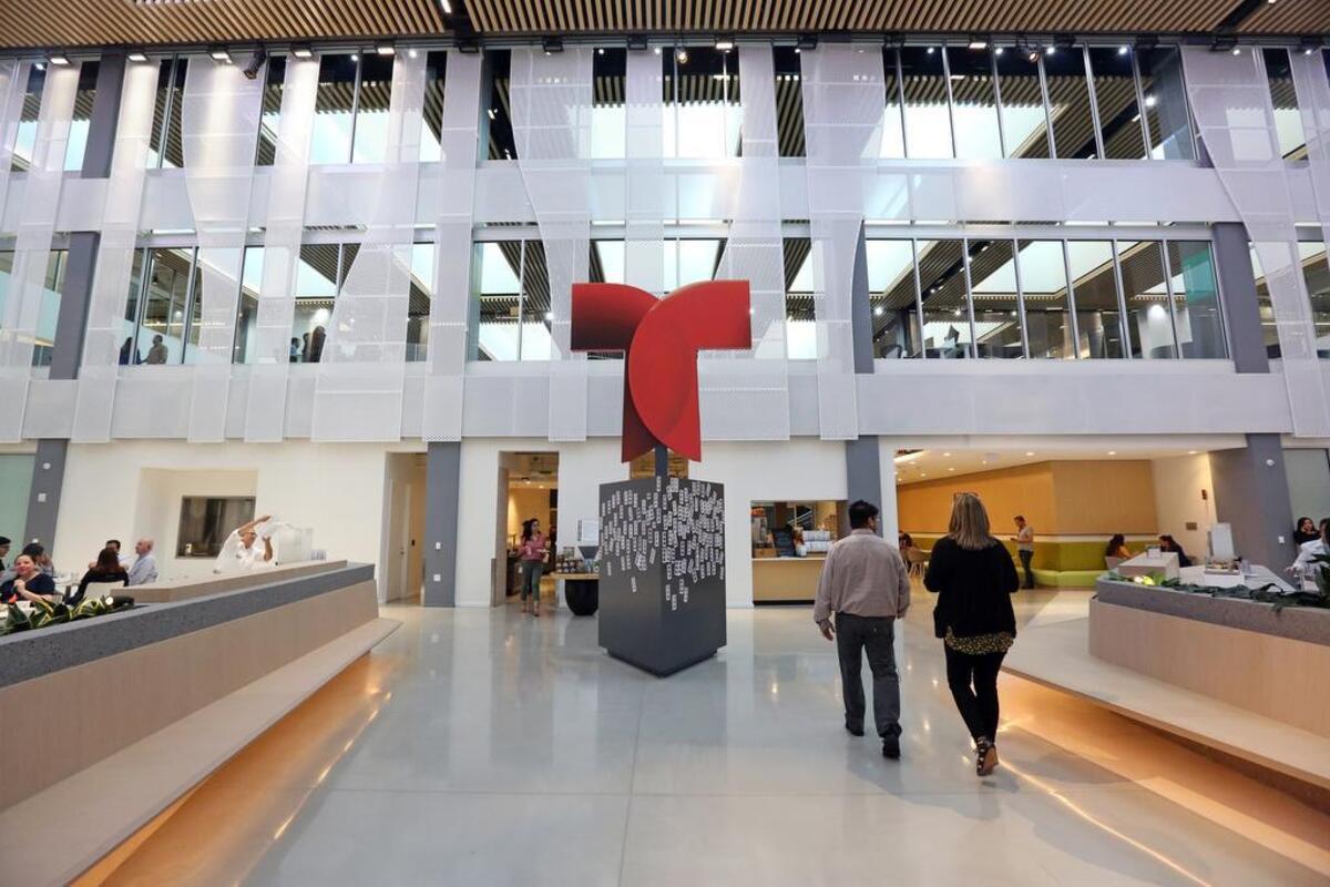 Telemundo, el gigante de la televisión en español, inaugura el lunes 9 de abril su nueva y reluciente sede, construida a un costo de $250 millones. El Telemundo Center agrupará bajo un techo todas las divisiones de la compañía. La planta baja tiene una enorme área abierta donde los empleados pueden disfrutar de las comidas que compren en la zona.