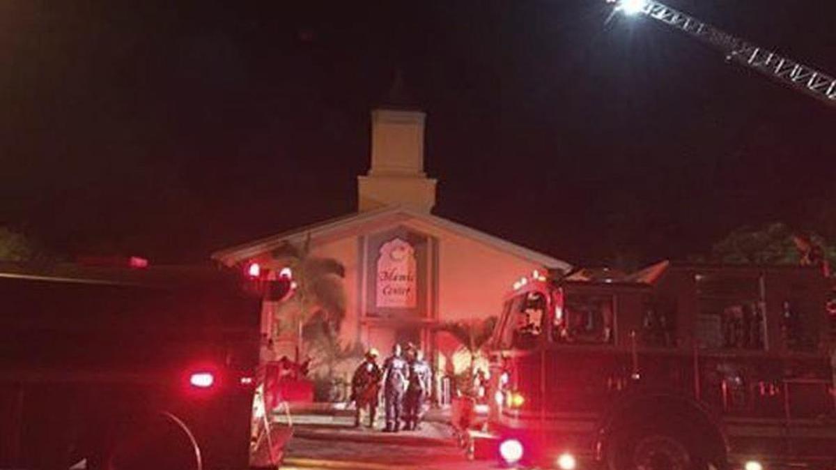Fotografía facilitada por el Departamento Policial del Condado de Santa Lucía disponible el 12 de septiembre de 2016, que muestra a varios bomberos y policías en su intento de controlar las llamas en el Centro Islámico Fort Pierce de Florida, Estados Unidos.
