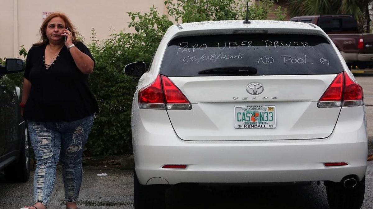Una conductora de Uber protestael miércoles en la 29 calle del NW y Le Jeune Rd, en contra de la empresa por los bajos beneficios económicos que están recibiendo.
